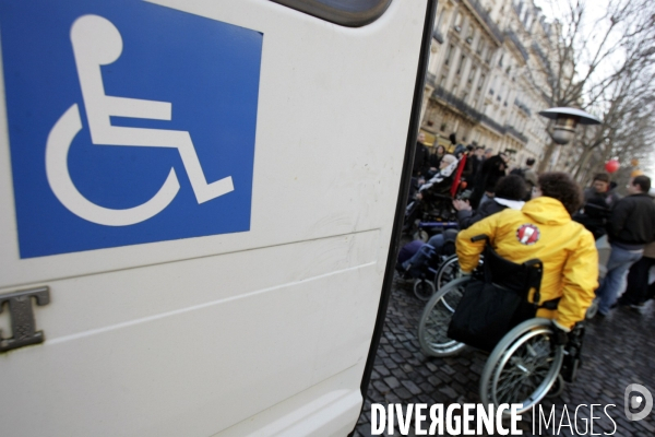 Rassemblement des diffentes associations de personnes handicapees devant le ministere de la sante pour demander une augmentation de leur revenu d existence et pension d invalidite.
