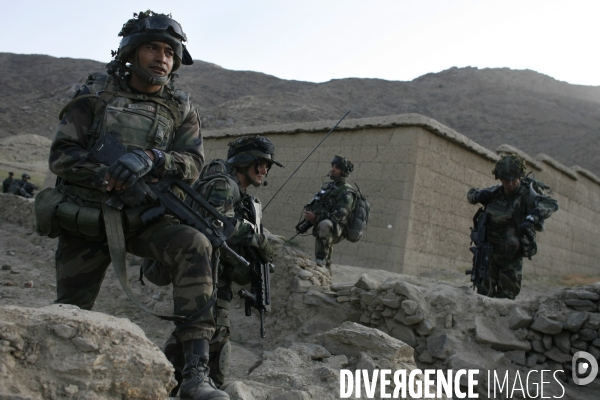 Le 8eme rpima en patrouille dans la vallee de nijrab, en kapisa.