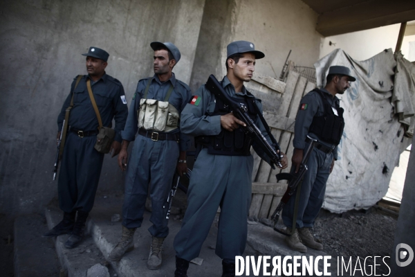 Trois hommes se revendicant talibans ont attaque la pashtany bank a la veille des elections et ont ete tues par les forces de l ordre.