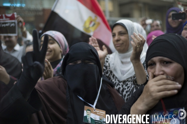 Reactions de joie des partisants du candidat des freres musulmans sur la place tahrir, au lendemain du second tour des elections presidentielles.