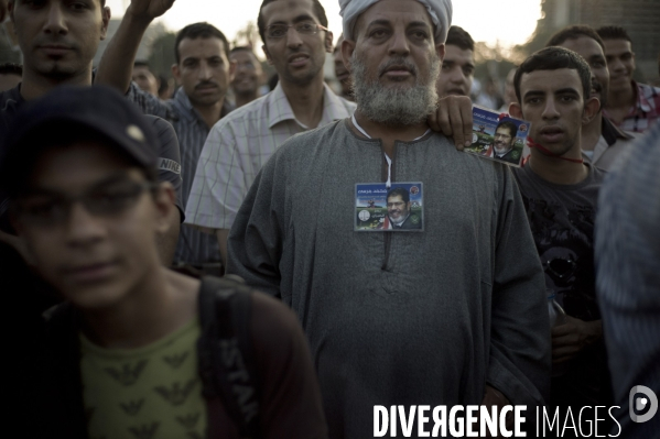Reactions de joie des partisants du candidat des freres musulmans sur la place tahrir, au lendemain du second tour des elections presidentielles.