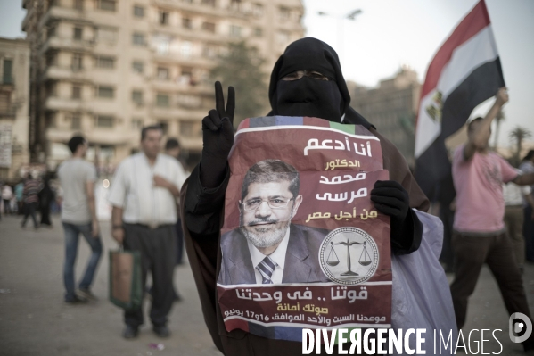 Reactions de joie des partisants du candidat des freres musulmans sur la place tahrir, au lendemain du second tour des elections presidentielles.