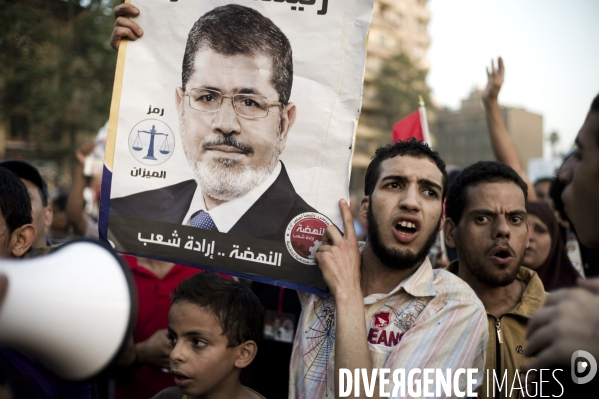 Reactions de joie des partisants du candidat des freres musulmans sur la place tahrir, au lendemain du second tour des elections presidentielles.