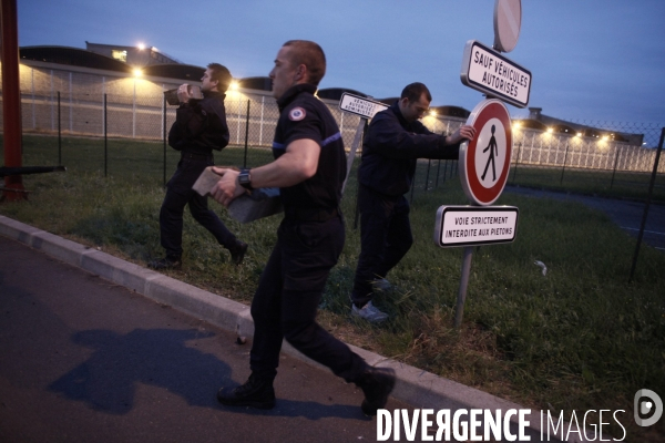 Tot le matin, blocage de l acces a la prison de fleury-merogis par les gardiens de prison.