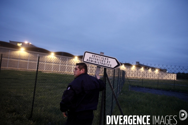 Tot le matin, blocage de l acces a la prison de fleury-merogis par les gardiens de prison.