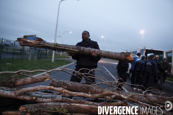 Tot le matin, blocage de l acces a la prison de fleury-merogis par les gardiens de prison.