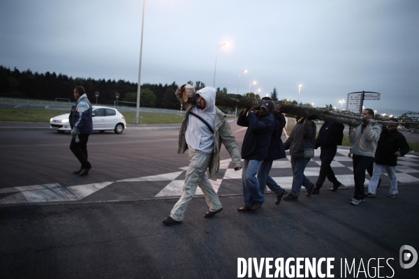 Tot le matin, blocage de l acces a la prison de fleury-merogis par les gardiens de prison.