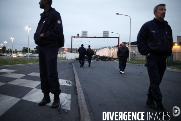 Tot le matin, blocage de l acces a la prison de fleury-merogis par les gardiens de prison.