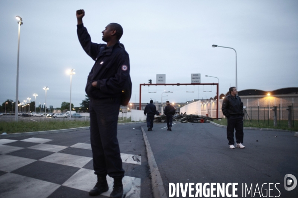 Tot le matin, blocage de l acces a la prison de fleury-merogis par les gardiens de prison.