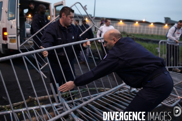 Tot le matin, blocage de l acces a la prison de fleury-merogis par les gardiens de prison.