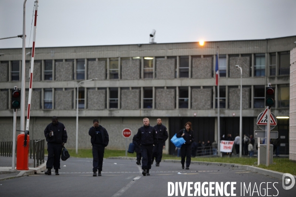 Tot le matin, blocage de l acces a la prison de fleury-merogis par les gardiens de prison.