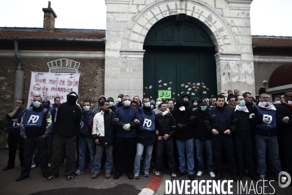 Tot le matin, blocage de l acces a la prison de fresnes par les gardiens de prison.