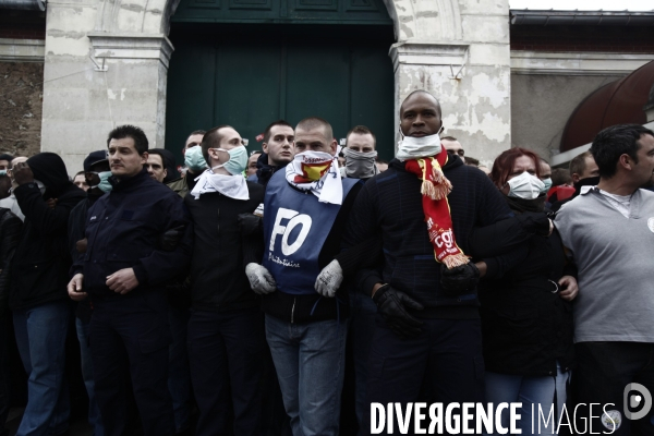 Tot le matin, blocage de l acces a la prison de fresnes par les gardiens de prison.