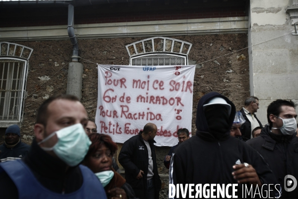 Tot le matin, blocage de l acces a la prison de fresnes par les gardiens de prison.