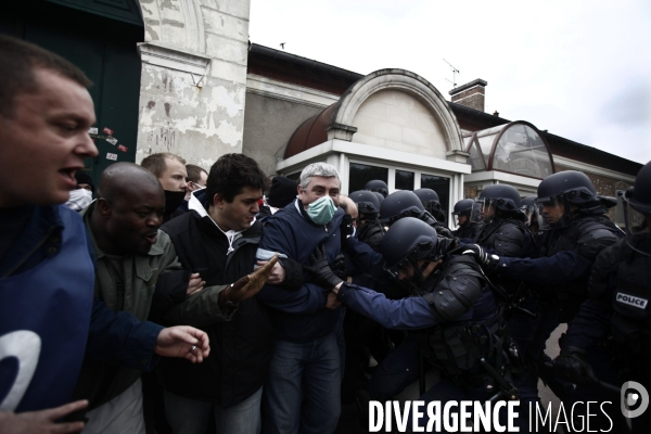 Tot le matin, blocage de l acces a la prison de  fresnes par les gardiens de prison.