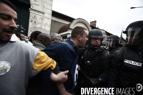 Tot le matin, blocage de l acces a la prison de fresnes par les gardiens de prison.