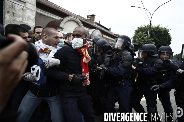 Tot le matin, blocage de l acces a la prison de  fresnes par les gardiens de prison.