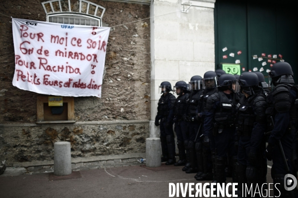 Tot le matin, blocage de l acces a la prison de fresnes par les gardiens de prison.