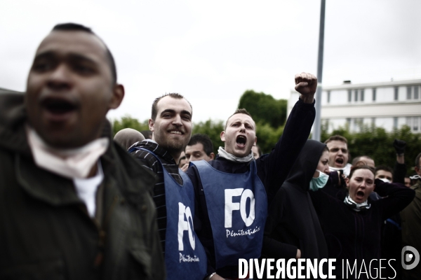 Tot le matin, blocage de l acces a la prison de fresnes par les gardiens de prison.