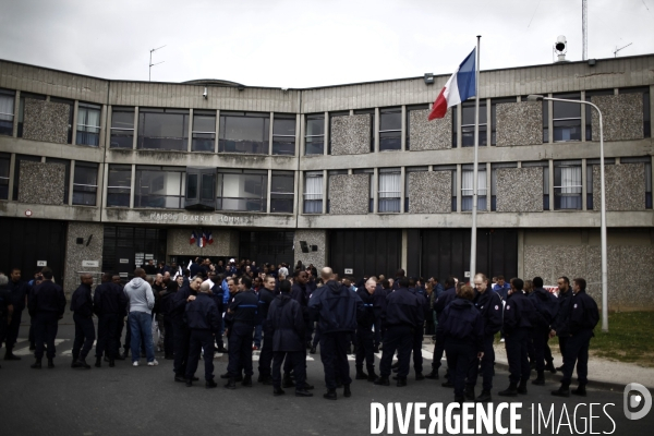 Tot le matin, blocage de l acces a la prison de fleury-merogis par les gardiens de prison.