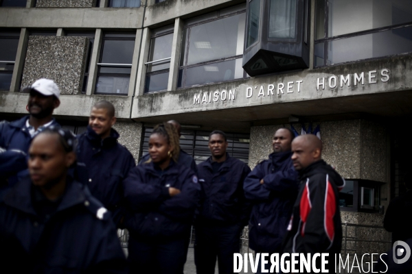 Tot le matin, blocage de l acces a la prison de fleury-merogis par les gardiens de prison.