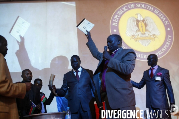 Ceremonie religieuse chretienne organisee par un pasteur ougandais afin de benir le gouvernement sud soudanais avant l independance.