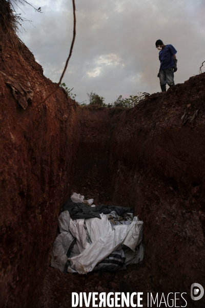 Epidemie de cholera a haiti: patrouille du ministere de la sante recuperant les morts victimes de la maladie.