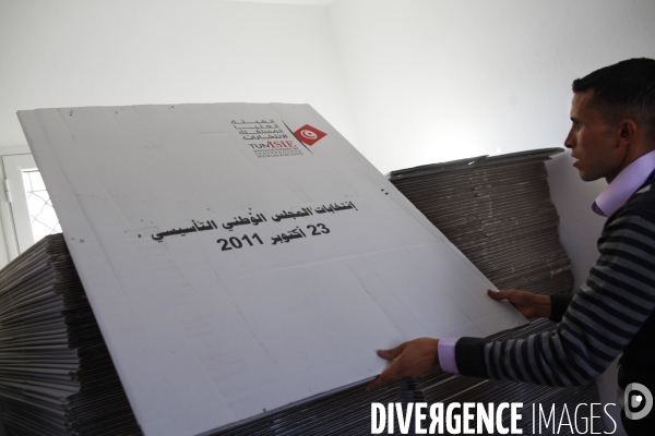 Portrait d un controleur electoral de l irie, la semaine precedant les elections pour l assemblee constituante en tunisie.