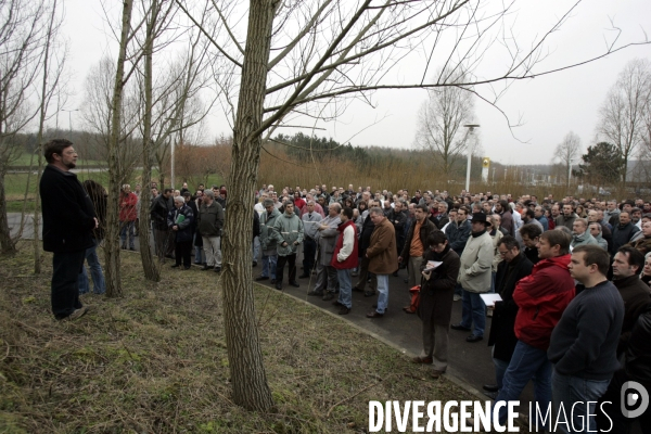 Marche silencieuse en hommage a Herve Tizon, salarié chez Renault, suicidé le lundi 22 janvier 2007 dans l etang du Technocentre Renault.