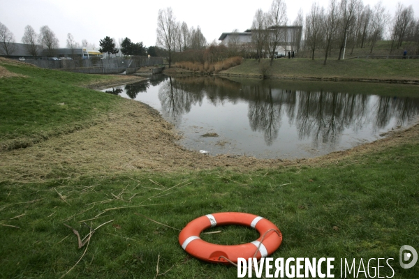 Marche silencieuse en hommage a Herve Tizon, salarié chez Renault, suicidé le lundi 22 janvier 2007 dans l etang du Technocentre Renault.