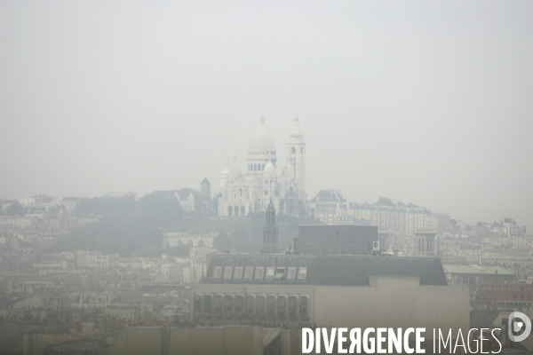 Illustration: le sacre-coeur et la butte montmartre sous la brume