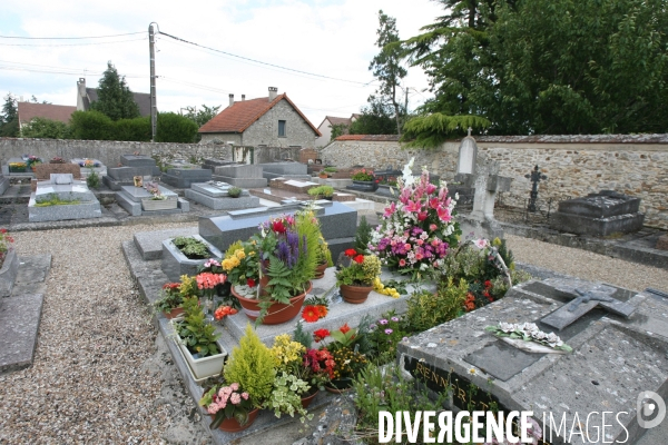 Cimetiere de boissy-sans-avoir ou est enterree romy schneider et son fils david.