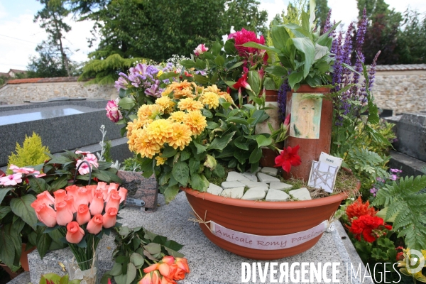 Cimetiere de boissy-sans-avoir ou est enterree romy schneider et son fils david.