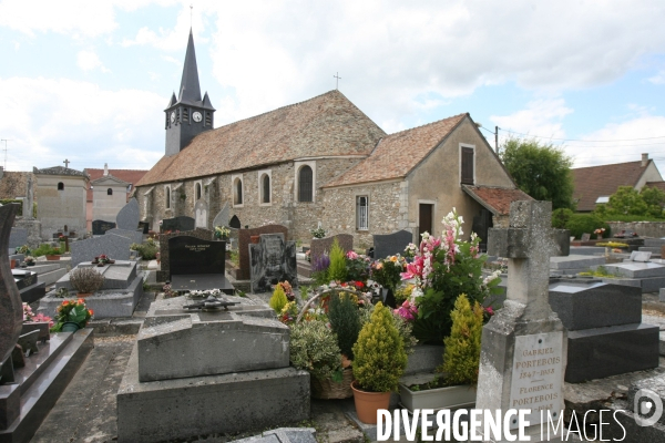 Cimetiere de boissy-sans-avoir ou est enterree romy schneider et son fils david.