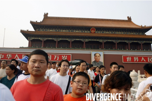 Touristes chinois devant la place tiananmen.