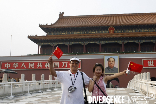 Touristes chinois devant la place tiananmen.