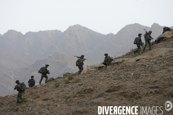 Le 8eme rpima en patrouille dans la vallee de nijrab, en kapisa.