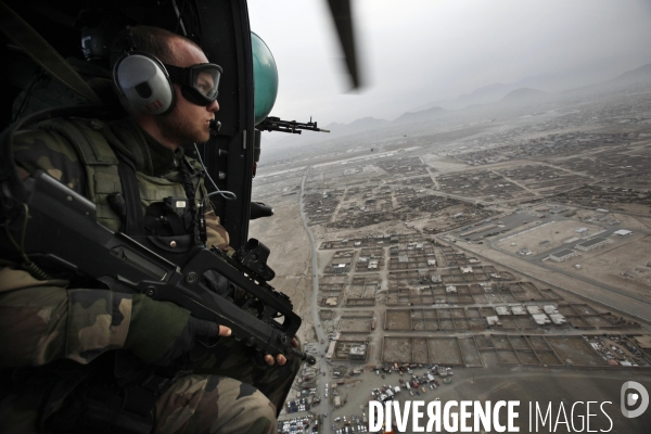 Vol a bord d un helicoptere caracal entre kaboul et la fob de nijrab (kapisa)
