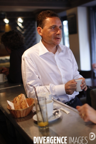 Portrait du ministre eric besson dans un cafe du 7eme arrondissement de paris.