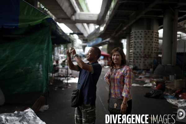 Crise en thailande (fin): le camp, recement evacue par les militaires, laisse place aux equipes de nettoyage.