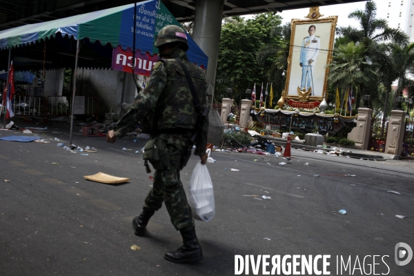 Crise en thailande (fin): le camp, recement evacue par les militaires, laisse place aux equipes de nettoyage.