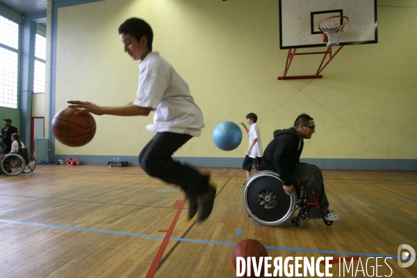 Rencontre sportive et solidaire entre handicapes et valides organisee par HUMANISC au Centre sportif Louis Lumiere (20eme arrondissement)
