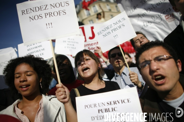 Manifestation des enseignants et des eleves pour la sauvegarde de l enseignement public.