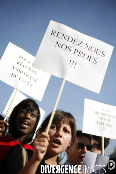 Manifestation des enseignants et des eleves pour la sauvegarde de l enseignement public.