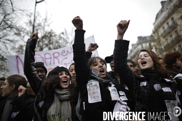 Manifestation des lyceens a paris pour protester contre la reforme du ministre darcos repoussee a l annee prochaine.