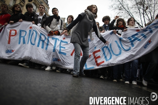 Manifestation des lyceens a paris pour protester contre la reforme du ministre darcos repoussee a l annee prochaine.