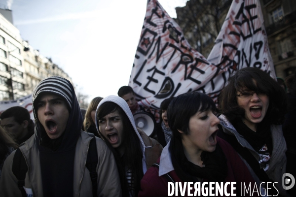 Manifestation des lyceens contre le projet de la reforme du ministre darcos;