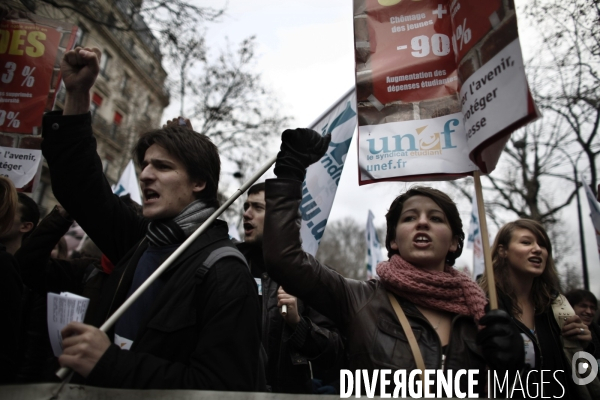 Manifestation a paris pour la defense du service public dans l education.