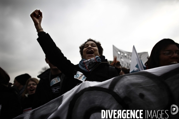 Manifestation des enseignants et etudiants chercheurs contre l application de la loi lru.