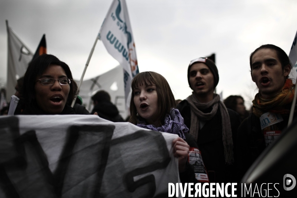 Manifestation des enseignants et etudiants chercheurs contre l application de la loi lru.